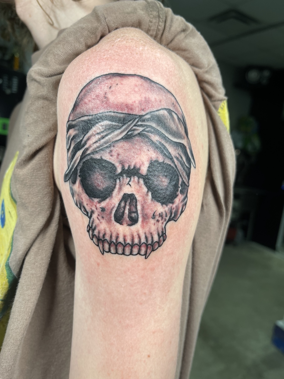 Black and grey skull knee tattoo